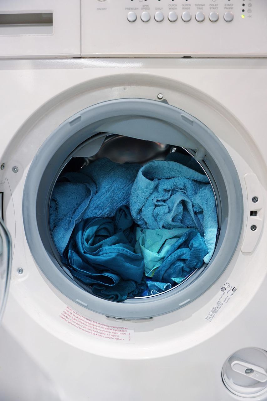 Lave-linge domestique clairement visible dans une cuisine