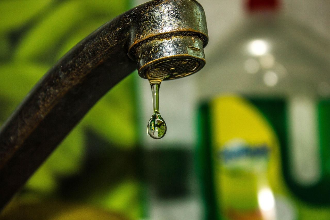 Robinet domestique qui goutte, problème clairement identifiable